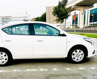 Benzine motor van 1,5L van Nissan Sunny 2024 te huur in Dubai.