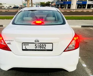 Nissan Sunny 2024 beschikbaar voor verhuur in Dubai, met een kilometerlimiet van 250 km/dag.