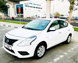Interieur van Nissan Sunny te huur in de VAE. Een geweldige auto met 5 zitplaatsen en een Automatisch transmissie.
