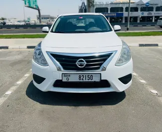 Vooraanzicht van een huurauto Nissan Sunny in Dubai, Verenigde Arabische Emiraten ✓ Auto #13040. ✓ Transmissie Automatisch TM ✓ 0 beoordelingen.