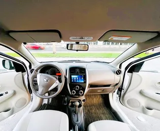 Verhuur Nissan Sunny. Economy, Comfort Auto te huur in de VAE ✓ Borg van Borg van 2000 AED ✓ Verzekeringsmogelijkheden TPL, CDW.