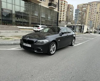 Vooraanzicht van een huurauto BMW 520d in Bakoe, Azerbeidzjan ✓ Auto #12935. ✓ Transmissie Automatisch TM ✓ 0 beoordelingen.
