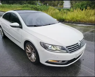 Vooraanzicht van een huurauto Volkswagen Passat-CC op de luchthaven van Tirana, Albanië ✓ Auto #13045. ✓ Transmissie Automatisch TM ✓ 0 beoordelingen.