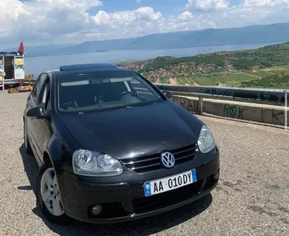Vooraanzicht van een huurauto Volkswagen Golf 5 op de luchthaven van Tirana, Albanië ✓ Auto #13050. ✓ Transmissie Automatisch TM ✓ 0 beoordelingen.