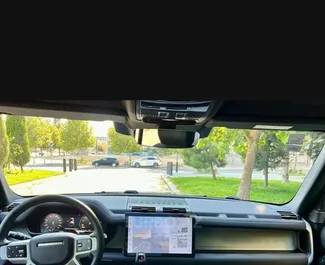 Interieur van Land Rover Defender te huur in Azerbeidzjan. Een geweldige auto met 5 zitplaatsen en een Automatisch transmissie.