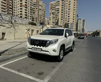 Vooraanzicht van een huurauto Toyota Land Cruiser Prado in Bakoe, Azerbeidzjan ✓ Auto #12924. ✓ Transmissie Automatisch TM ✓ 0 beoordelingen.