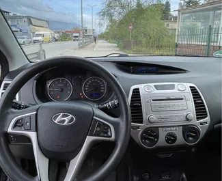 Verhuur Hyundai i20. Economy, Comfort Auto te huur in Albanië ✓ Borg van Zonder Borg ✓ Verzekeringsmogelijkheden TPL.