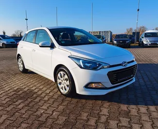 Vooraanzicht van een huurauto Hyundai i20 in Tirana, Albanië ✓ Auto #13089. ✓ Transmissie Handmatig TM ✓ 0 beoordelingen.