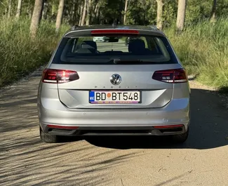 Vooraanzicht van een huurauto Volkswagen Passat Variant in Budva, Montenegro ✓ Auto #13130. ✓ Transmissie Automatisch TM ✓ 0 beoordelingen.