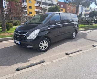 Vooraanzicht van een huurauto Hyundai Starex in Tirana, Albanië ✓ Auto #13043. ✓ Transmissie Automatisch TM ✓ 0 beoordelingen.