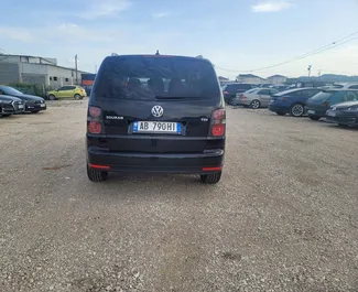 Volkswagen Touran 2009 beschikbaar voor verhuur in Tirana, met een kilometerlimiet van onbeperkt.