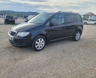 Autohuur Volkswagen Touran 2009 in in Albanië, met Diesel brandstof en 105 pk ➤ Vanaf 30 EUR per dag.