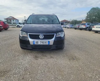 Vooraanzicht van een huurauto Volkswagen Touran in Tirana, Albanië ✓ Auto #13114. ✓ Transmissie Automatisch TM ✓ 0 beoordelingen.