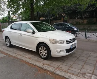 Vooraanzicht van een huurauto Citroen Elysee in Tirana, Albanië ✓ Auto #12955. ✓ Transmissie Handmatig TM ✓ 0 beoordelingen.
