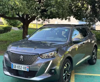 Vooraanzicht van een huurauto Peugeot 2008 in Rafailovici, Montenegro ✓ Auto #13083. ✓ Transmissie Automatisch TM ✓ 0 beoordelingen.