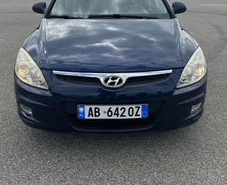 Vooraanzicht van een huurauto Hyundai i30 in Durrës, Albanië ✓ Auto #10494. ✓ Transmissie Handmatig TM ✓ 1 beoordelingen.