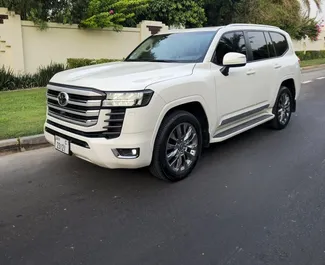 Vooraanzicht van een huurauto Toyota Land Cruiser 300 in Dubai, Verenigde Arabische Emiraten ✓ Auto #13108. ✓ Transmissie Automatisch TM ✓ 0 beoordelingen.