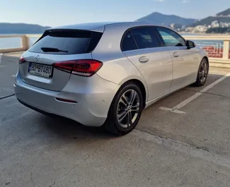 Interieur van Mercedes-Benz A180 cdi te huur in Montenegro. Een geweldige auto met 5 zitplaatsen en een Automatisch transmissie.