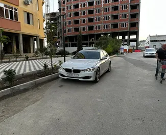 Vooraanzicht van een huurauto BMW 330i in Bakoe, Azerbeidzjan ✓ Auto #12930. ✓ Transmissie Automatisch TM ✓ 0 beoordelingen.