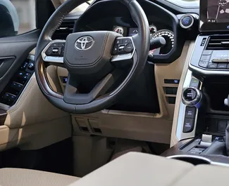 Verhuur Toyota Land Cruiser 300. Premium, SUV Auto te huur in de VAE ✓ Borg van Borg van 3000 AED ✓ Verzekeringsmogelijkheden TPL, CDW.
