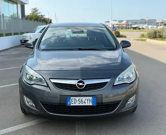 Vooraanzicht van een huurauto Opel Astra in Durrës, Albanië ✓ Auto #13096. ✓ Transmissie Handmatig TM ✓ 0 beoordelingen.