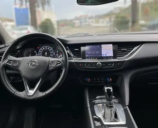 Benzine motor van 1,5L van Opel Insignia 2019 te huur op de luchthaven van Tirana.