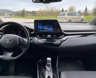 Interieur van Toyota C-HR te huur in Montenegro. Een geweldige auto met 5 zitplaatsen en een Automatisch transmissie.