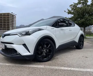 Vooraanzicht van een huurauto Toyota C-HR in Bar, Montenegro ✓ Auto #12947. ✓ Transmissie Automatisch TM ✓ 0 beoordelingen.
