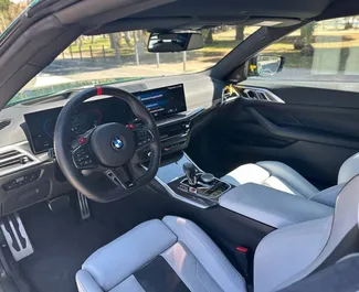 Interieur van BMW M4 Competition te huur in Spanje. Een geweldige auto met 4 zitplaatsen en een Automatisch transmissie.