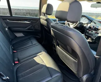 Interieur van BMW X5 te huur in Georgië. Een geweldige auto met 5 zitplaatsen en een Automatisch transmissie.