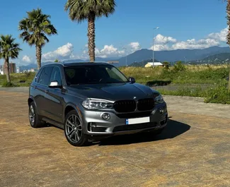 Vooraanzicht van een huurauto BMW X5 in Tbilisi, Georgië ✓ Auto #13136. ✓ Transmissie Automatisch TM ✓ 0 beoordelingen.