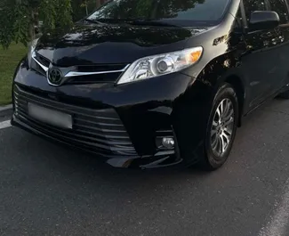 Vooraanzicht van een huurauto Toyota Sienna in Jerevan, Armenië ✓ Auto #12331. ✓ Transmissie Automatisch TM ✓ 0 beoordelingen.
