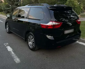 Toyota Sienna 2020 beschikbaar voor verhuur in Jerevan, met een kilometerlimiet van onbeperkt.