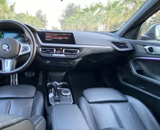 Interieur van BMW 116d te huur in Spanje. Een geweldige auto met 5 zitplaatsen en een Automatisch transmissie.