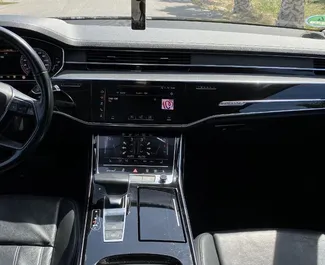 Interieur van Audi A8 L te huur in Spanje. Een geweldige auto met 5 zitplaatsen en een Automatisch transmissie.