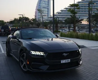 Vooraanzicht van een huurauto Ford Mustang Cabrio in Dubai, Verenigde Arabische Emiraten ✓ Auto #12350. ✓ Transmissie Automatisch TM ✓ 0 beoordelingen.