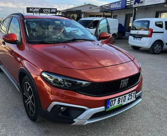 Vooraanzicht van een huurauto Fiat Egea Cross op de luchthaven van Antalya, Turkije ✓ Auto #6557. ✓ Transmissie Handmatig TM ✓ 1 beoordelingen.