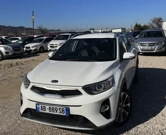 Vooraanzicht van een huurauto Kia Stonic op de luchthaven van Tirana, Albanië ✓ Auto #13254. ✓ Transmissie Automatisch TM ✓ 0 beoordelingen.