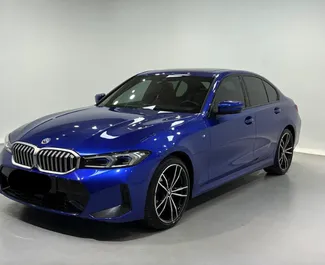 Vooraanzicht van een huurauto BMW 320i op luchthaven Istanbul Sabiha Gokcen, Turkije ✓ Auto #13420. ✓ Transmissie Automatisch TM ✓ 0 beoordelingen.