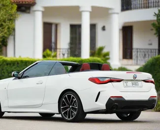 BMW 430i Cabrio 2023 beschikbaar voor verhuur in Dubai, met een kilometerlimiet van onbeperkt.