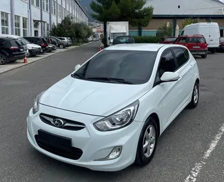 Vooraanzicht van een huurauto Hyundai Accent Blue in Durrës, Albanië ✓ Auto #11534. ✓ Transmissie Automatisch TM ✓ 0 beoordelingen.