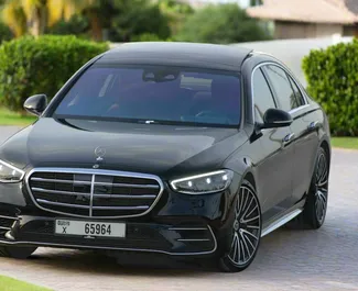 Vooraanzicht van een huurauto Mercedes-Benz S500 in Dubai, Verenigde Arabische Emiraten ✓ Auto #13349. ✓ Transmissie Automatisch TM ✓ 0 beoordelingen.
