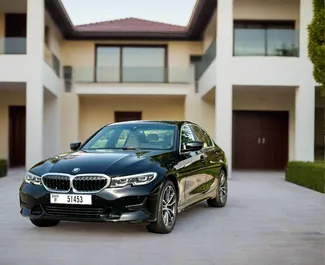 Vooraanzicht van een huurauto BMW 330i in Dubai, Verenigde Arabische Emiraten ✓ Auto #13445. ✓ Transmissie Automatisch TM ✓ 0 beoordelingen.