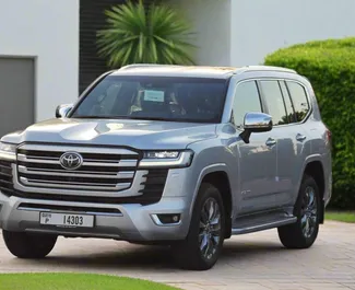 Vooraanzicht van een huurauto Toyota Land Cruiser 300 in Dubai, Verenigde Arabische Emiraten ✓ Auto #13468. ✓ Transmissie Automatisch TM ✓ 0 beoordelingen.