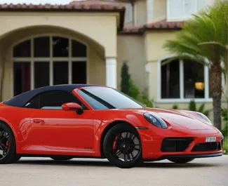 Benzine motor van 3,0L van Porsche 911 Carrera GTS 2023 te huur in Dubai.