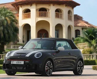 Vooraanzicht van een huurauto Mini Cooper in Dubai, Verenigde Arabische Emiraten ✓ Auto #13320. ✓ Transmissie Automatisch TM ✓ 0 beoordelingen.