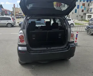 Vooraanzicht van een huurauto Toyota Corolla Verso op de luchthaven van Tirana, Albanië ✓ Auto #13391. ✓ Transmissie Handmatig TM ✓ 0 beoordelingen.