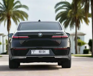 Benzine motor van 3,0L van BMW 735i 2024 te huur in Dubai.