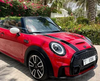 Benzine motor van 1,5L van Mini Cooper 2022 te huur in Dubai.