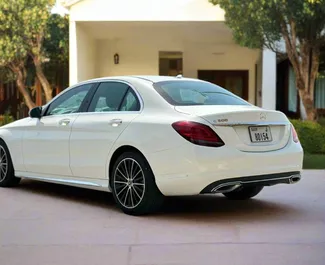 Benzine motor van 2,0L van Mercedes-Benz C300 Coupe 2021 te huur in Dubai.